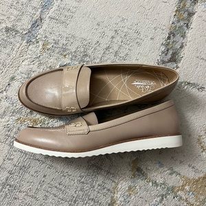 BRAND NEW Life Stride Loafers - Size 9M